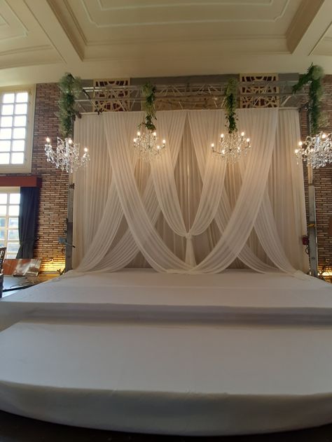 Wedding Wall Drapes, Vintage Backdrop Wedding, White Draping Backdrop, Backdrop Curtain Ideas Wedding, Drape Backdrop Ideas, Wedding Fabric Backdrop, Wedding Ceremony Drapery, Classy Wedding Backdrop, Draping Techniques Wedding