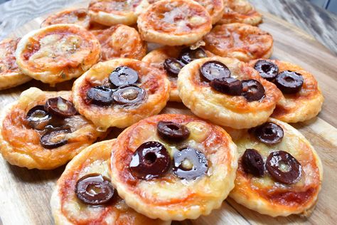 Bite size pizzas have never been tastier! Try our recipe for pizzette di sfoglia (puff pastry mini pizzas) with olives, mozzarella and Italian passata. Puff Pastry Recipes Savory, Savoury Slice, Aussie Food, Mini Pizzas, Veg Dishes, Greek Cooking, Best Italian Recipes, Frozen Puff Pastry, Puff Pastry Recipes