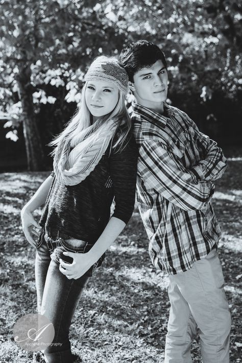 Brother Sister Photography Poses Older Siblings, Sibling Senior Picture Ideas, Senior Twins Picture Ideas, Brother Sister Photography Older, Brother And Sister Photo Ideas Older, Sibling Pictures Teenagers, Brother And Sister Photoshoot, Older Sibling Poses, Twin Senior Pictures