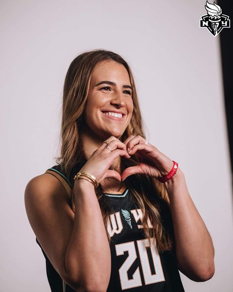 Sabrina Ionescu Wallpaper, Sabrina Basketball, Wnba Women, Queen Behavior, Basketball Things, Sabrina Ionescu, Girl Basketball, Future Girlfriend, Basketball Is Life