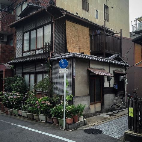 House With Hydrangeas Perjalanan Kota, Japanese Buildings, Fotografi Kota, Japan Street, Japan Aesthetic, Small Buildings, Aesthetic Japan, Japanese Architecture, Japan Design