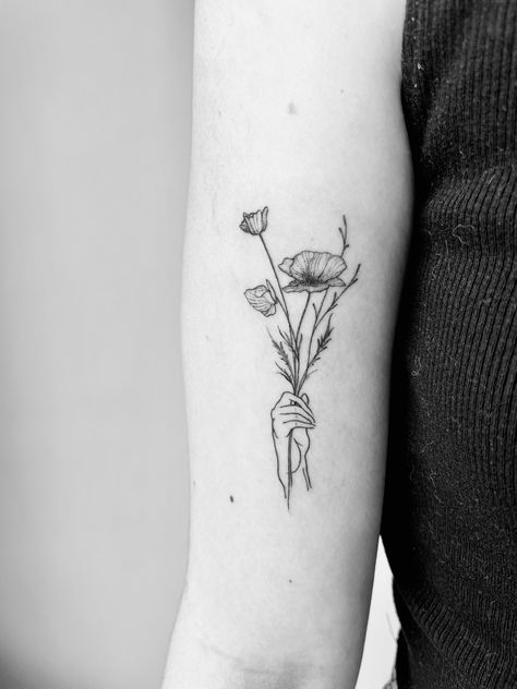 Es un tatuaje en línea delgada de un ramo con tres amapolas siendo sostenidas por una mano junto con otras flores secundarias. Hand Holding Bouquet Tattoo, Hands Holding Flowers Tattoo, Poppy Bouquet Tattoo, Self Love Tattoos, Hands Holding Flowers, Poppy Bouquet, Self Love Tattoo, Bouquet Tattoo, Poppies Tattoo