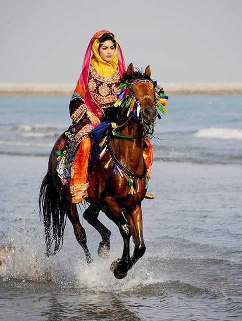 The Queen's birthday: How the Royal Cavalry of the Sultanate of Oman are preparing for Her Majesty's 90th celebrations - Photo Arabian Horse Costume, Horse Healing, Rockabilly Cars, Marwari Horses, Explore China, Sultanate Of Oman, Medieval Woman, Horse Costumes, Beautiful Arabian Horses