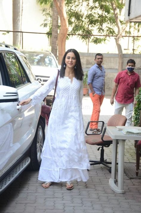 White Kurta Ideas, Rakulpreet Singh Outfits, White Chikankari Kurta Styling, White Kurta Styling Ideas, White Kurta Styling, White Kurta Outfits Women, White Kurti Styling Ideas, Kurtha Tops, White Chikankari Kurta