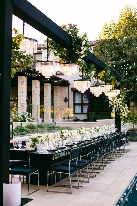 Haley + Eric's Modern Marvel in Newport Coast — paper cliché Wedding Flowers Beach, Flowers Beach Wedding, Unique Event Decor, Beach Wedding White, Black And White Wedding Theme, Long Tables, Modern Wedding Venue, Picnic Inspiration, Private Estate Wedding