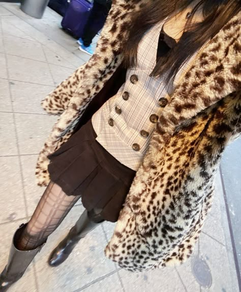 Leopard Print Gyaru Outfits, Leopard Outfit Aesthetic, Gyaru Cheetah Print, Gyaru Leopard, Leopard Print Coat Outfit, Leopard Print Dress Outfit, Cheetah Print Outfit, Leopard Print Skirt Outfit, Ig Edit