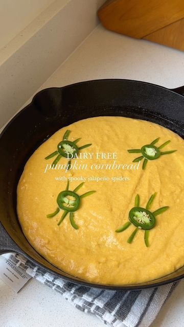 Spooky Cornbread, Halloween Cornbread, Pumpkin Cornbread, Dairy Free Bread, Chili And Cornbread, Food Decor, Best Pumpkin, Halloween Food For Party, Halloween Food