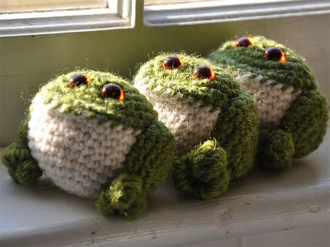 Tumbling Toads Crochet Toad, Free Crochet Patterns For Beginners, Yarn Animals, Crochet Patterns Free Beginner, Crochet Frog, Crochet Fun, Learn How To Crochet, Crochet Cross, Crochet Instructions