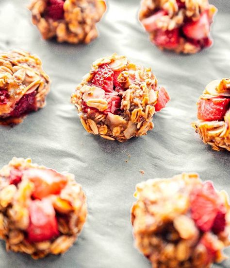 Mixed Berry Granola Bites, Strawberry Oat Protein Balls, Granola Mini Balls, Strawberry Oatmeal Cookies, Oatmeal Cookies Vegan, Healthy Strawberry Recipes, Chia Oatmeal, Oat Bites, Casserole Ideas