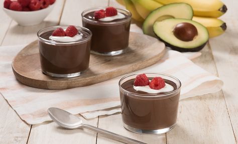 Creamy Chocolate Pudding Pudding Coklat, Chocolate Pudding Desserts, Avocado Pudding, Avocado Chocolate Pudding, Chocolate Pudding Recipes, Dessert Simple, Creamy Chocolate, Chocolate Shavings, Chocolate Pudding