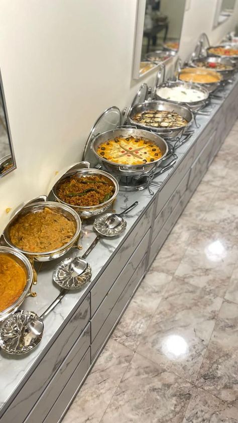 Finger Food Platter Ideas, Food Buffet Table Ideas Decor, Ramadan Dinner, Eid Dinner, Italian Buffet, Food Set Up, Catering Food Displays, Catering Buffet, Cake Cafe