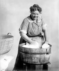 How people used vintage washboards, wringers & other old-fashioned laundry equipment years ago - Click Americana Woman Doing Laundry, Wooden Tub, Laundry Equipment, Best Workout Routine, Metal Tub, Photo Woman, Dress History, Vintage Laundry, Doing Laundry