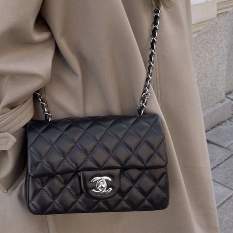 Chanel Black Classic Flap Outfit, Chanel Mini Classic Bag, Chanel Black Bag Outfit, Black Designer Bag Aesthetic, Chanel Mini Classic Flap, Classic Bags Woman, Chanel Aesthetic Bag, Chanel Mini Rectangular Outfit, Channel Classic Flap