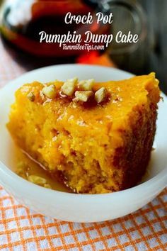 Crock Pot Pumpkin, Crockpot Thanksgiving, Crockpot Pumpkin, Thanksgiving Crockpot Recipes, Pumpkin Dump Cake Recipe, Pumpkin Crockpot, Pumpkin Dump, Dump Cake Recipe, Dump Cake Pumpkin