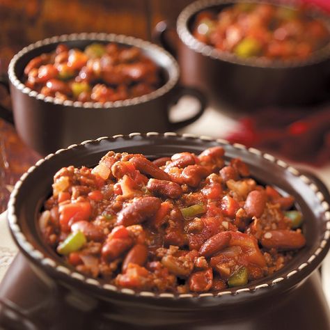 Heartwarming Chili Recipe -A touch of baking cocoa gives this chili a rich flavor without adding sweetness. When I was growing up in the North, we served chili over rice. But after I married a Texan, I began serving it with chopped onions, shredded cheese and, of course, corn bread! —Audrey Byrne, Lillian, Texas Chili With Cocoa Powder, Chili With Cocoa, Autumn Chili, Beef Chili Recipes, Hamburger Dinner, Ground Beef Chili, Recipes With Ground Beef, Homemade Cornbread, Fall Foods