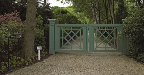 294 - East Hampton NY - Chippendale Gate Chippendale Driveway Gate, Front Yard Gates, Chippendale Gate, Outdoor Railing, Entrance Landscaping, Walpole Outdoors, Driveway Entrance Landscaping, Gate Post, Gate Ideas