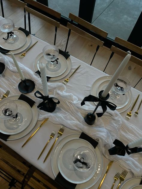 Black White Bday Theme, Black And White Christmas Dinner Table, Black And Burgundy Birthday Decorations, Black Tie Theme Birthday Party, Black Themed Dinner Party, Birthday Party Decorations 30th Women, Black Birthday Dinner Decor, White Black And Gold Birthday Decor, Black And White Rehearsal Dinner Table Decor