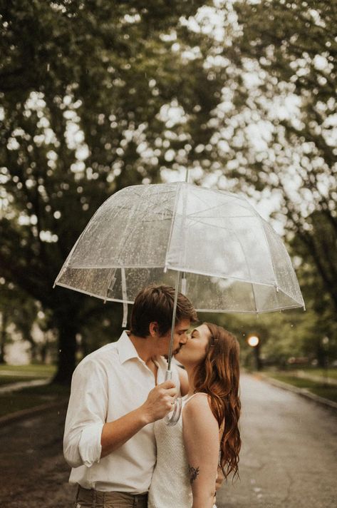 Rainy Day Couple Photoshoot, Rainy Proposal, Rain Shoot, Couple Rain, Cream Photoshoot, Romantic Rainy Day, Rain Photoshoot, Rainy Beach, Rainy Photoshoot