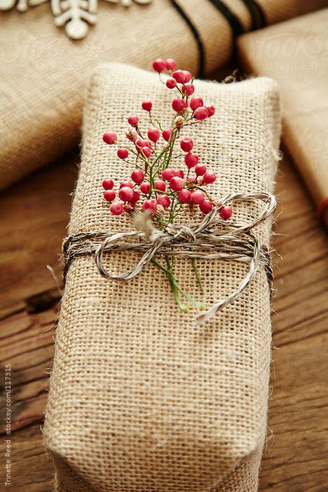 Christmas present with homemade burlap wrapping paper and berries Sustainable Gift Wrap, Creative Wrapping, Gift Wrapping Techniques, Gift Wrapping Inspiration, Creative Gift Wrapping, Professional Gifts, Diy Gift Wrapping, Present Wrapping, Low Carbon