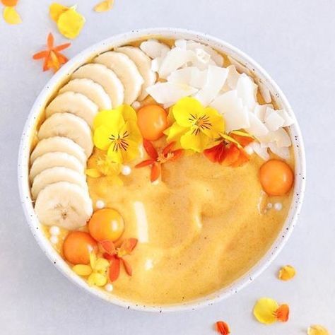 Gorgeous breakfast smoothie bowl with Mango, Banana, Physalis and some honey! Orange Smoothie Bowl, Peach Smoothie Bowl, Banana Apple Smoothie, Breakfast Smoothie Bowl, Peach Smoothie, Bowl Ideas, Orange Smoothie, Smoothies For Kids, Pineapple Smoothie