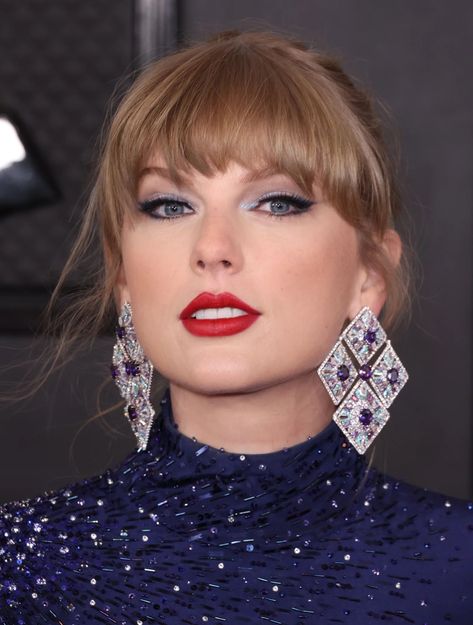 Taylor Swift's Nails at Grammys 2023: See Photos | POPSUGAR Beauty Taylor Swift Red Lip, Taylor Swift 2023, Taylor Swift Grammys, Grammys 2023, Taylor Swift Makeup, Taylor Swift Nails, Taylor Swift Party, Gray Necklace, Olivia Benson