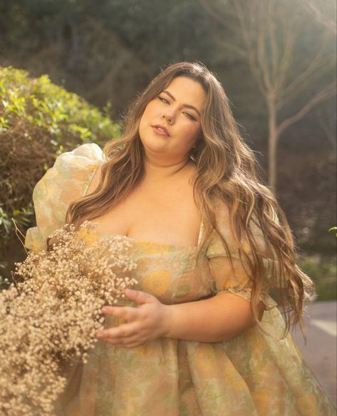 Plus Size Fantasy Photoshoot, Plus Size Field Photoshoot, Plus Size Fairy Photoshoot, Plus Size Portraits, Royal Dress Aesthetic, Cottage Core Photoshoot, Cottagecore Photoshoot, Plus Size Cottagecore, Plus Size Dresses For Party