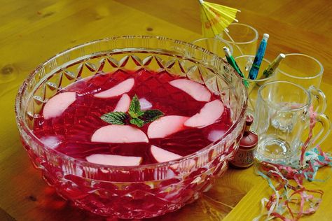 Punch drinks are designed for entertaining and therefore should be delicious and easy to make in large quantities. There is such a wide variety of punch dr Punch Bowl Drinks, Punch Alcohol, Party Punch Alcohol, 80s Club, Alcoholic Punch, Club Scene, Punch Drinks, Pink Punch, Party Punch