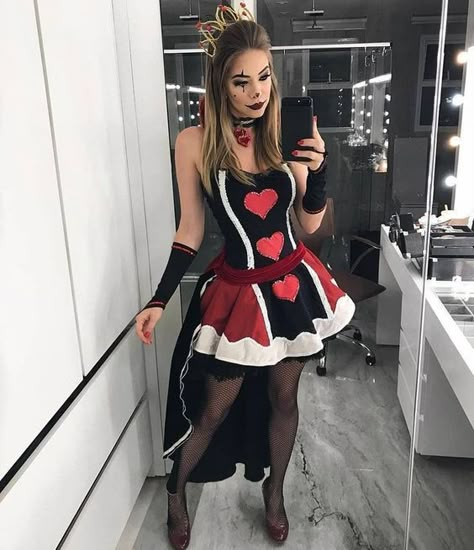 30 ideias de fantasias de Halloween femininas para usar em 2019 – Crescendo aos Poucos Queen Of Hearts Halloween, Heart Costume, Queen Of Hearts Costume, Halloween Coustumes, Alice In Wonderland Costume, Trendy Halloween Costumes, Halloween Costumes Friends, Halloween Costume Outfits, Halloween Costumes College