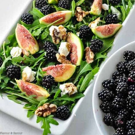 Fresh Fig Arugula Salad with Blackberries - Flavour and Savour Fig Salad Recipes, Honey Balsamic Dressing, Honey Balsamic Vinaigrette, Fig Salad, Sommer Mad, Detox Salad, Honey Balsamic, Fig Recipes, Fresh Figs