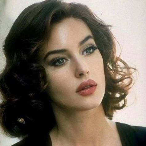 classic girl on Instagram: “#monicabellucci #alaindelon #fashion #outfitofday #styles  #travelphotography #loveit #flowers #adore #inastagood #classic #styles …” Raven Hair, Face References, Retro Makeup, Sparks Fly, Carla Bruni, Italian Beauty, Monica Bellucci, Sophia Loren, Beauty Icons