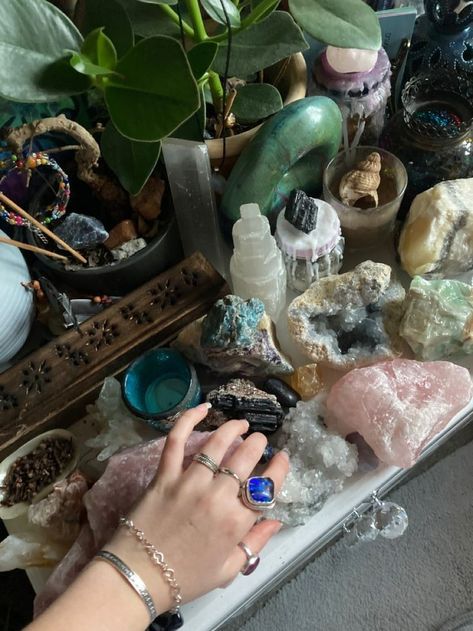 Earthy Spiritual Aesthetic, Crystal Girl Aesthetic, Styl Grunge, Crystals Aesthetic, Crystal Room, Crystal Vibes, Crystal Aesthetic, Spiritual Crystals, Pretty Rocks