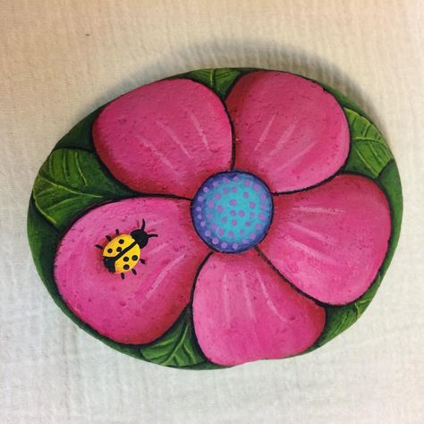 6 Likes, 1 Comments - Sandra Harris (@rockinart58) on Instagram: “#Flower n #Ladybug #paintedrocks  #rockinart58” Painted Rocks Flowers, Diy Painted Rocks, Ladybug Rocks, Rock Flowers, Art Pierre, Painted Rocks Kids, Painted Rocks Craft, Painted Rocks Diy, Flowers Ideas