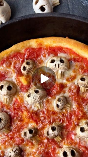 @chefsplateform_ on Instagram Halloween Pizza Ideas, Halloween Mushrooms, Spooky Pizza, Skull Pizza, Pizza Halloween, Halloween Mushroom, Snack Halloween, Plat Halloween, Halloween Pizza