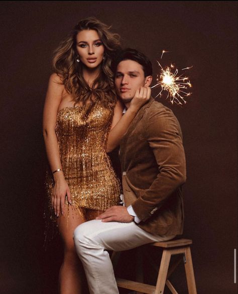 Nye Picture Ideas Couple, New Year Photoshoot, Engagement Season, Cute Couple Outfits, New Years Outfit, Selfie Poses Instagram, Couple Picture Poses, Christmas Photography, Christmas Photoshoot