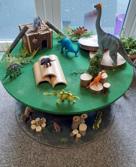 Small World Dinosaurs Eyfs, Dinosaur Reggio Activities, Reggio Inspired Dinosaur Activities, Dinosaur Swamp Tuff Tray, Green Kids Rooms, Preschool Set Up, Dinosaur Small World, Fire Crafts, Curiosity Approach