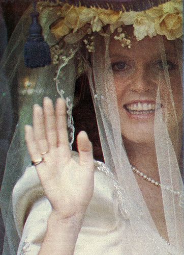 Sarah Ferguson on her way to her wedding at Westminster Abbey July 23, 1986 Sarah Ferguson Wedding, Prince Andrew And Fergie, Sarah Duchess Of York, Celebrity Wedding Photos, Royal Wedding Gowns, Prins William, English Royalty, Royal Family England, Princes Diana