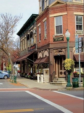 Houses In Small Towns, Small Town America Main Street, Quaint Town Aesthetic, Main Street Small Town, Charming Small Towns, Us Small Town Aesthetic, Retro Town Aesthetic, Small Town Main Street Aesthetic, Small Town Usa Aesthetic