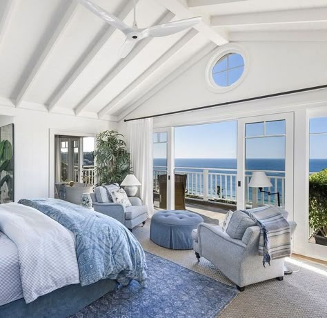 Coastal Granddaughter House Interior, Hamptons House Bedroom, Bedroom Overlooking Ocean, Beach House Master Room, Luxury Beach House Living Room, Coastal Houses Interior, Summer House Bedroom Ideas, Luxury Beach House Bedroom, Coastal Beach House Interiors Bedroom