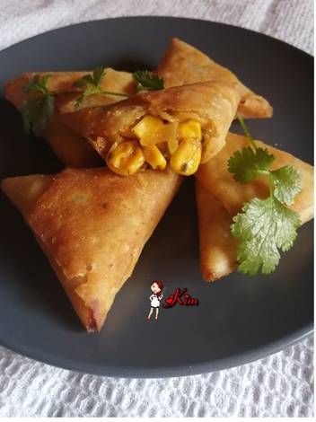 Cheese and corn samoosas Popular Meals, Lunch Recipies, Wedding Foods, Curry In A Hurry, Bbq Spice, Samosa Recipe, Indian Foods, Chicken Spices, Ramadan Recipes