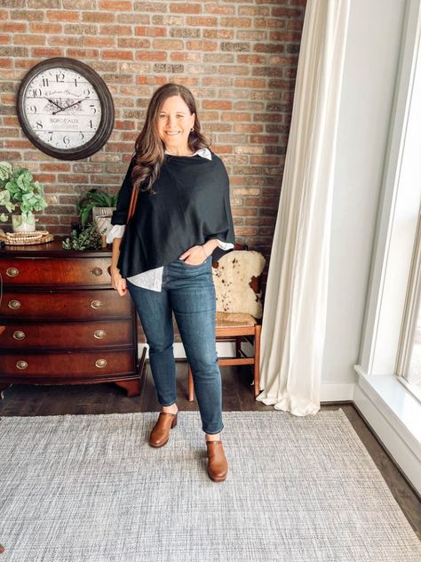 10 Easy Looks: How to Wear Mules in Winter - Be So You How To Wear Mules, Poncho Outfit, Spring Jeans, Black Poncho, Preppy Look, Cropped Flare Jeans, Dark Jeans, Cropped Flares, Modern Dress