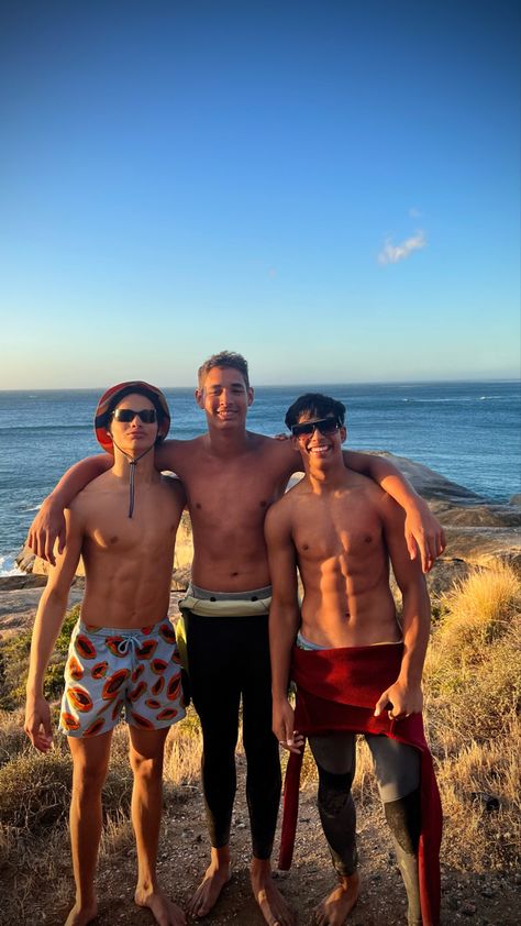 friend group summer hot beach day with the boys 3 Male Friends, Friendship Pictures Group Boys, Group Of Guys Friends Aesthetic, Friend Group Summer, Group Of Friends Summer Aesthetic, Group Of Boys, Group Of Friends Aesthetic Beach, Brazilian Men, Summer Friend Group Beach