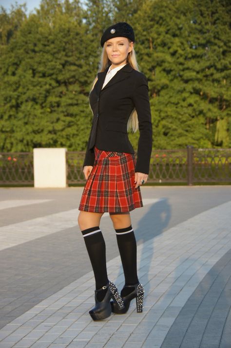 Girl Kilt Scottish Skirt Outfit, Pleated Skirt Outfit Winter, Fairly Odd Parents Costume, Denim Skirt Outfit Winter, Skirt Outfit Winter, Mode Tartan, Tartan Skirts, Scottish Costume, Russia Girl