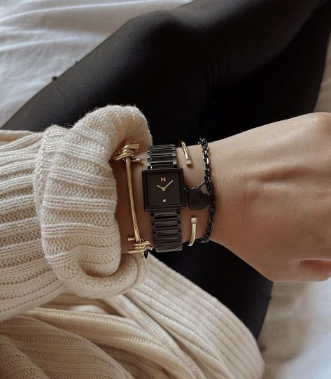 Heart lock bracelet, black, chain, bracelet stack, modern chain, white sweater, black pants Minimal Watch, Classic Jewelry Pieces, Chain Watch, Heart Padlocks, Ice Watch, Basic Jewelry, Black Ice, Art Pendant, Jewelry Essentials