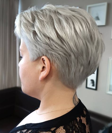 It might seem old but silver hair is trending and this once daunting color looks stunning on just about anyone. Some might thing silver hair is weird,... Unique Short Hair, Silver Hair Short, Silver Hairstyles, Mom Hair, Short Silver Hair, Silver Hair Color, Boring Hair, Short Grey Hair, Athletic Hairstyles