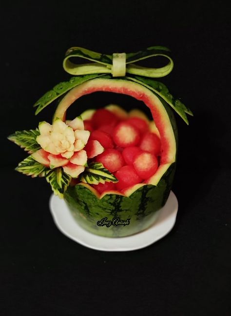 Fruit Arrangement Ideas, Carving Watermelon, Edible Fruit Arrangements, Fruit Buffet, Crepe Paper Crafts, Fresh Fruit Cake, Fruits Decoration, Fruit Platter Designs, Decorações Com Comidas