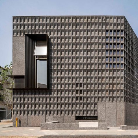 Neri&Hu designed the Aranya Art Center for the Gold Coast seaside resort in China. A patterned exterior is formed from  modular faceted concrete blocks, some of which have openings to let light inside. Neri And Hu, Dream Hotel, Neri Hu, Internal Courtyard, Courtyard House, Cultural Center, Facade Architecture, Facade Design, Facades