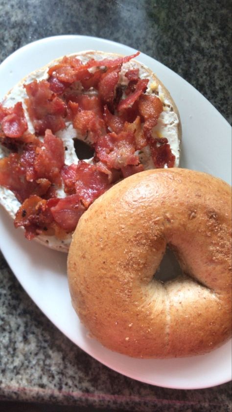 Bacon Cream Cheese Bagel, Tim Hortons Bagel, Cream Cheese Bagel Ideas, Bagel Fillings Ideas, Bagels Toppings, Bagel Fillings, Garlic Herb Cream Cheese, Bagel Ideas, Fat Monkey