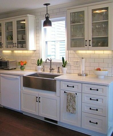 Over the sink light idea Glass Upper Cabinets, Dapur Rustic, Kitchen With White Cabinets, Black White Kitchen, Painted Cabinets, Kabinet Dapur, White Appliances, Farmhouse Sink Kitchen, Kitchen Decorating