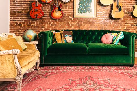 Apartment Living Room Girly, Girly Rugs, Living Room Girly, Green Velvet Tufted Sofa, Velvet Tufted Sofa, Trendy Apartment, Green Couch, Green Velvet Sofa, Green Sofa