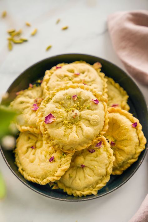 Iranian Sweets Recipes, South East Asian Desserts, Persian Cookies Recipes, Persian Desserts Recipes, Persian Baking, Persian Snacks, Persian Desert, Persian Cookies, Persian Food Recipes